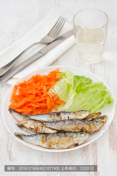 在板的萵苣和胡蘿卜炒沙丁油魚