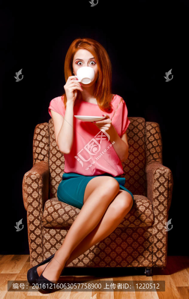 驚訝的紅發(fā)女孩杯咖啡。70s