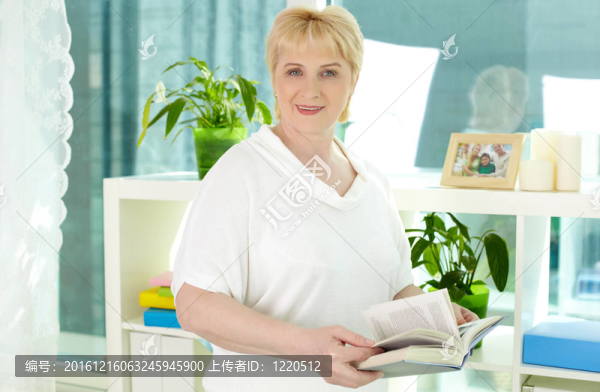拿著書的女人
