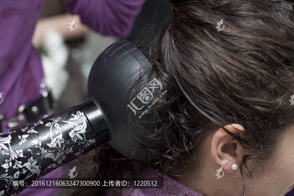 女人在美容