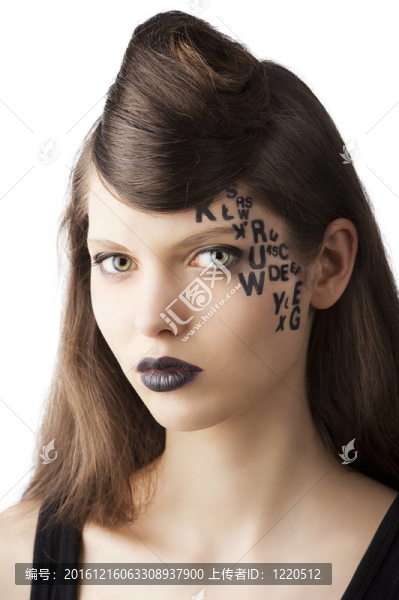 發(fā)型和可愛的女士，她看著鏡頭