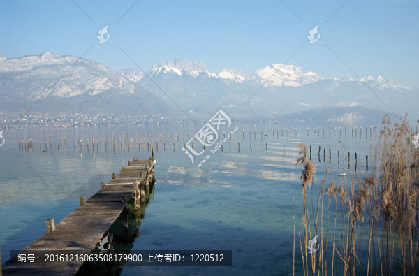 木浮橋和山上的阿訥西湖；法國(guó)