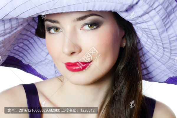 美麗的優(yōu)雅女人在一個丁香帽的肖像