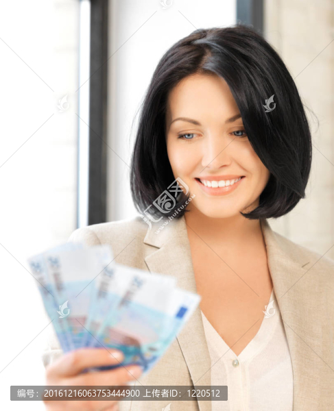 可愛的女人用歐元現(xiàn)金