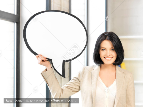 微笑與空白文本泡泡女商人