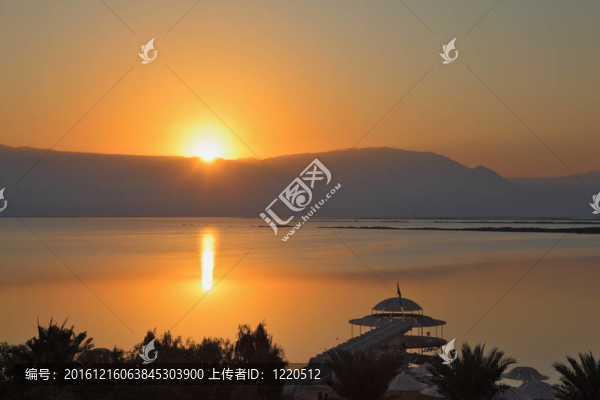 美麗的日出在死海