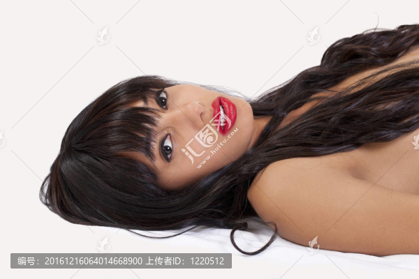 年輕的非裔美國(guó)婦女躺在地板上