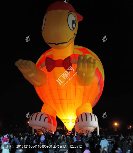 在夜空中發(fā)生發(fā)光的氣球