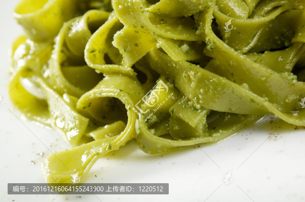 面條配香蒜醬