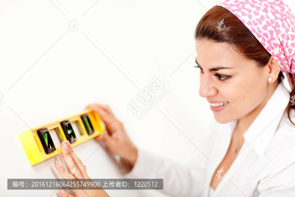 女子手持水平儀