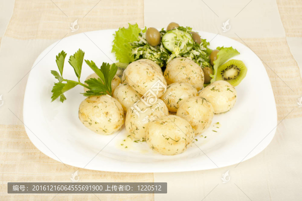 早熟土豆配沙拉