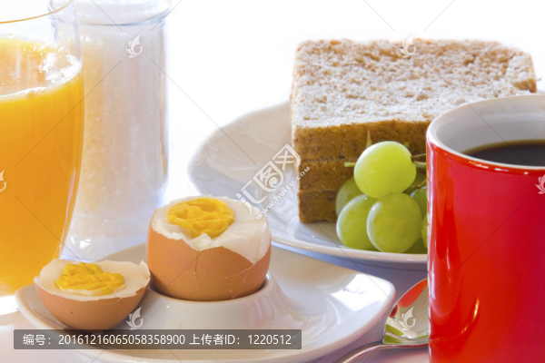 早餐雞蛋；咖啡和橙汁