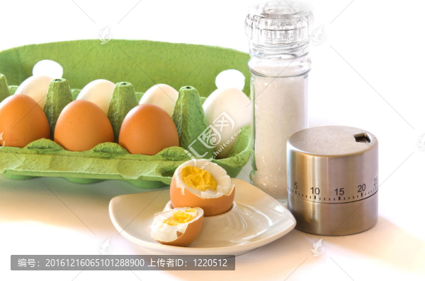 雞蛋和蛋杯；eggtimer鹽磨