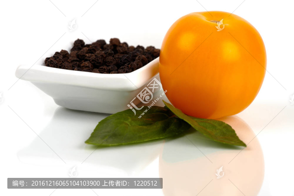 一個(gè)白色背景上的辣椒和羅勒葉新鮮有機(jī)番茄