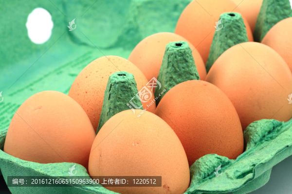 紙箱里的棕色雞蛋