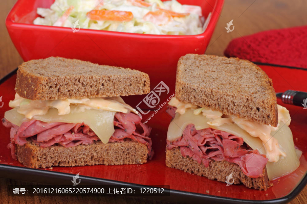 午餐肉和奶酪三明治