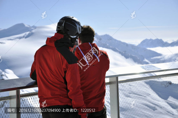 滑雪者享受在kitzsteinhorn峰冬季山全景；奧地利