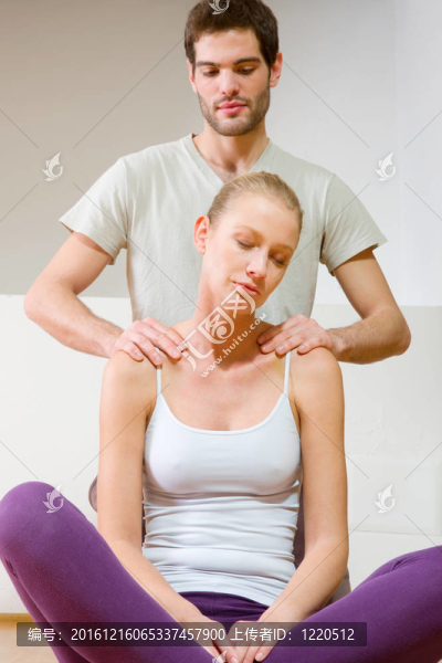 男人女人的肩膀按摩
