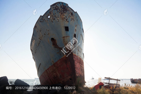 舊船擱淺在陸地上