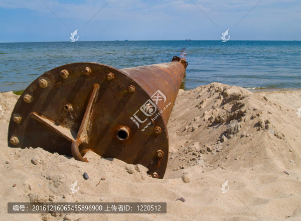 生銹的管道在海