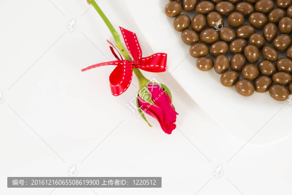 情人節(jié)巧克力心與玫瑰