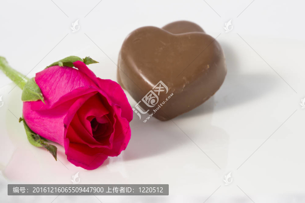 情人節(jié)巧克力心與玫瑰
