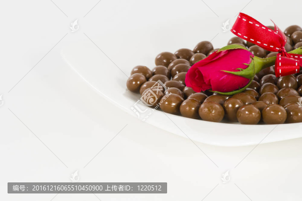 情人節(jié)巧克力心與玫瑰