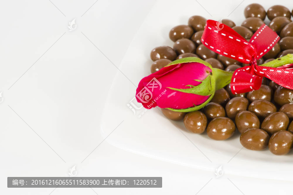 情人節(jié)巧克力心與玫瑰
