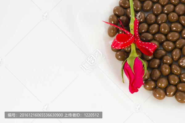 情人節(jié)巧克力心與玫瑰