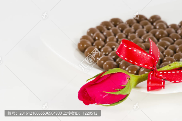情人節(jié)巧克力心與玫瑰