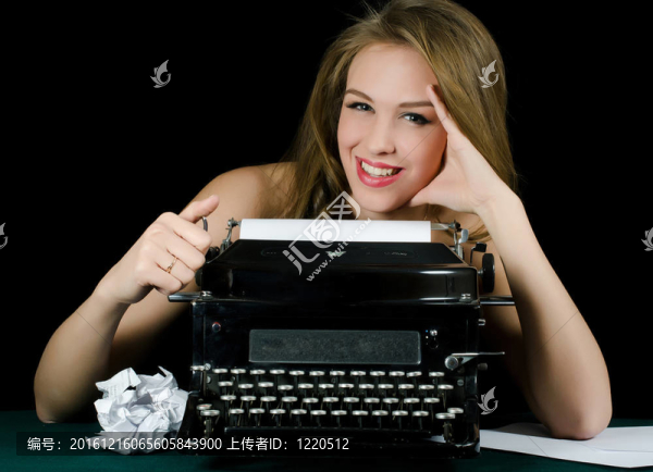 在打字機(jī)上的漂亮女孩。復(fù)古風(fēng)格