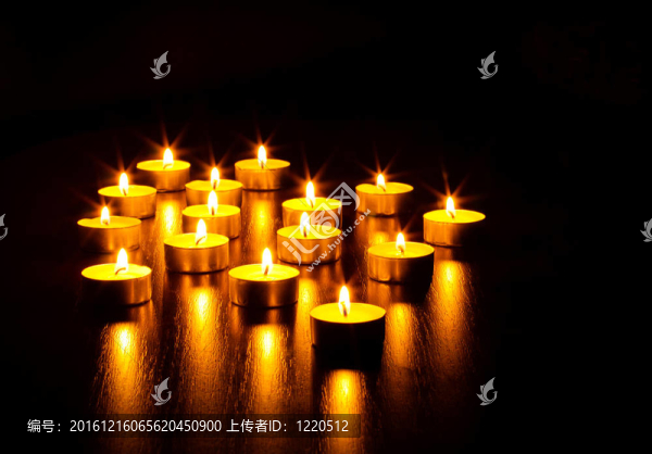 許多燃燒的蠟燭