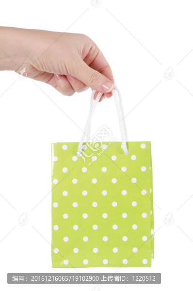 明亮的禮品袋在白色的手孤立