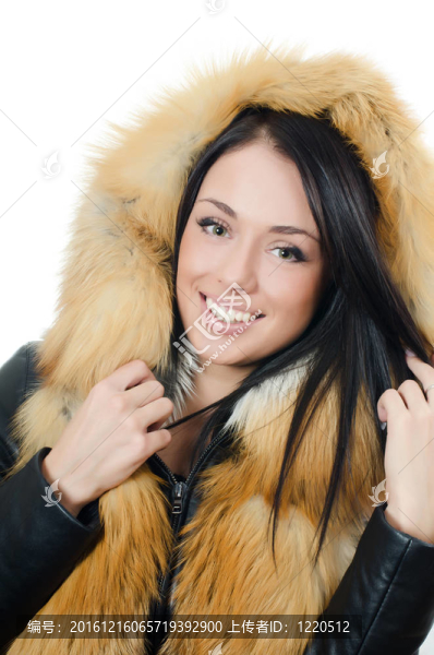 美麗的女孩在毛皮頭巾