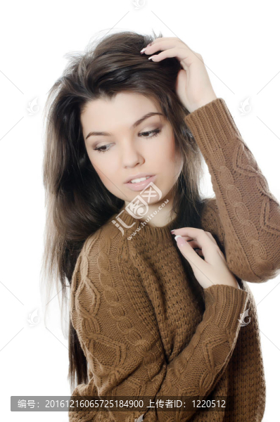 穿著棕色毛衣的漂亮女孩