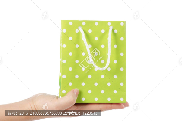 明亮的禮品袋在白色的手孤立