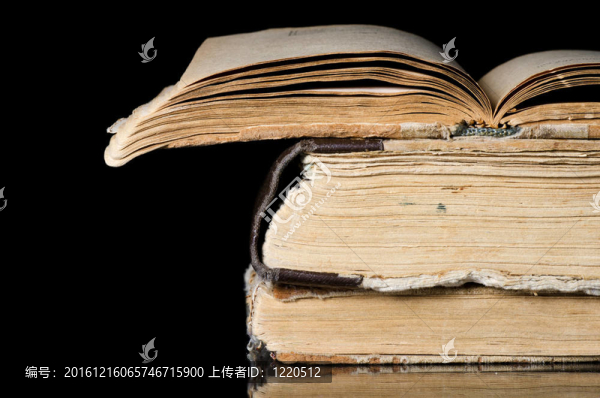 一堆關(guān)于黑色的舊書(shū)