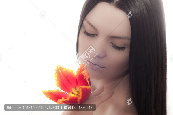 那位年輕漂亮的姑娘手里拿著一朵紅郁金香