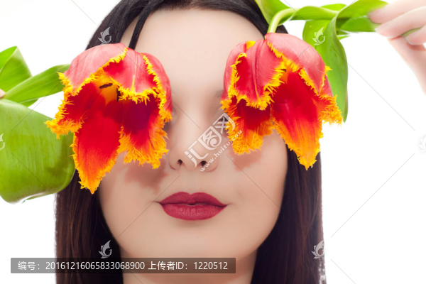 年輕女孩用郁金香代替眼睛