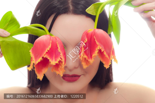 年輕女孩用郁金香代替眼睛