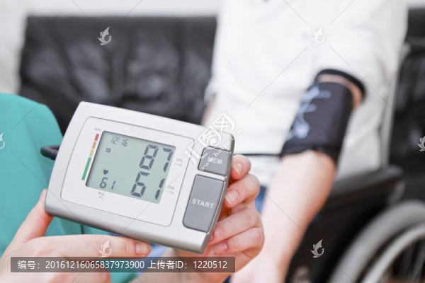 年輕人在輪椅上的血壓檢查。
