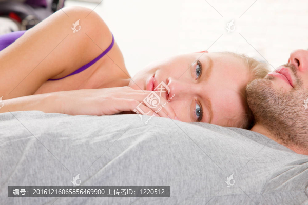 夫婦躺在床上