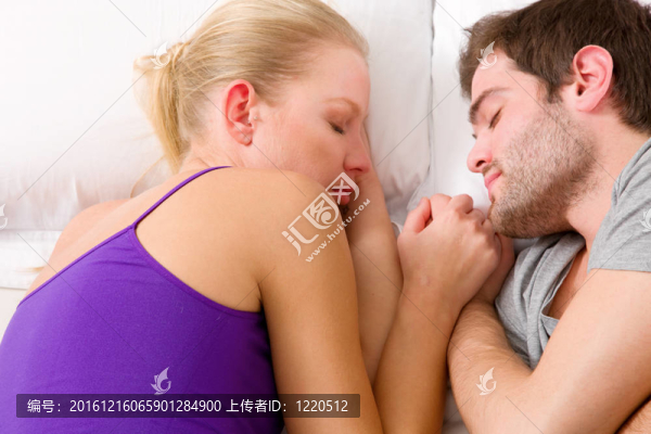 夫婦躺在床上