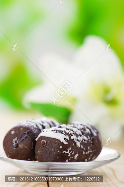 兩個(gè)巧克力蛋糕和盛開的百合