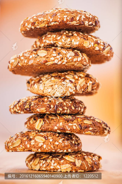 燕麥餅干與葵花籽飛濺；芝麻種子