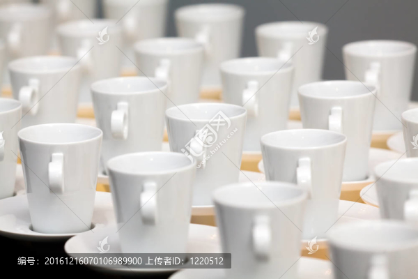 許多白色的咖啡杯