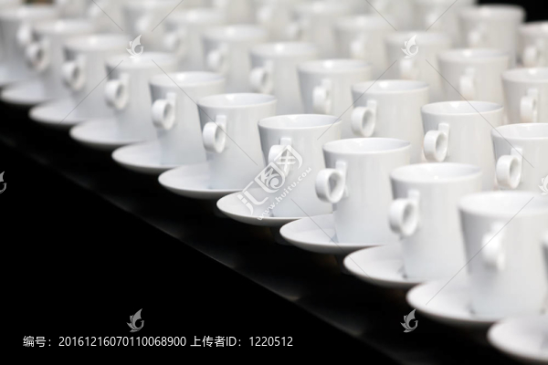 許多白色的咖啡杯