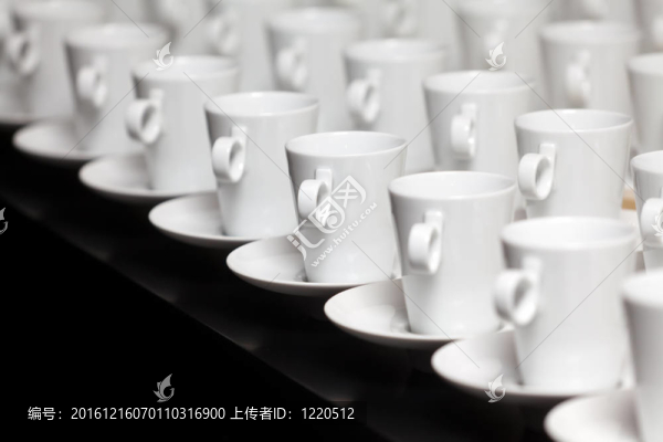 許多白色的咖啡杯