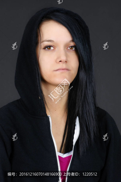 沮喪的年輕女子連帽衫