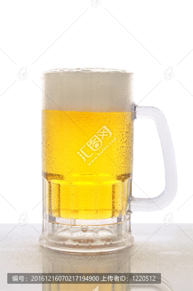 濕頂上的啤酒杯